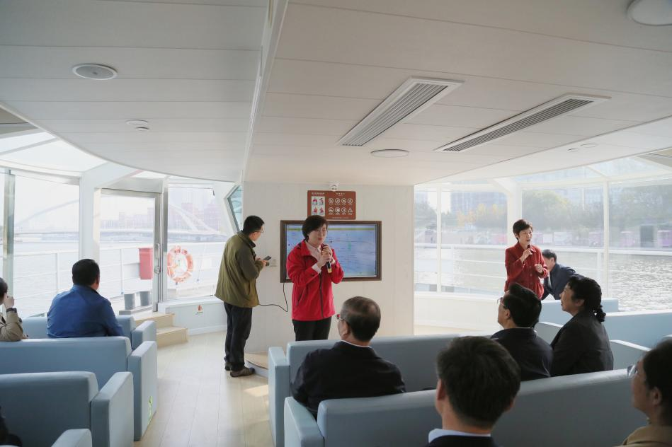 图为介绍海河旅游观光带无障碍环境建设情况